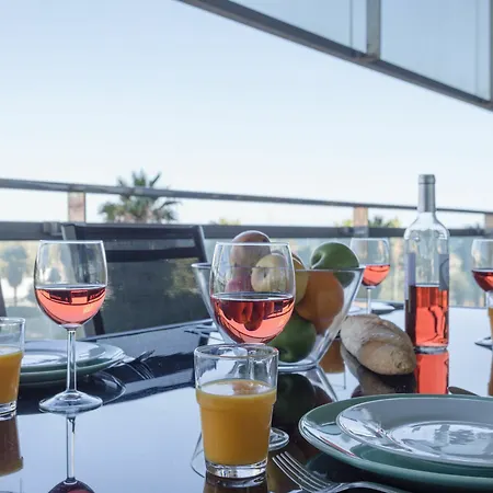 Unique Rentals-seafront Luxe Holiday home *